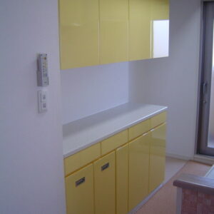黄色の特製キッチン